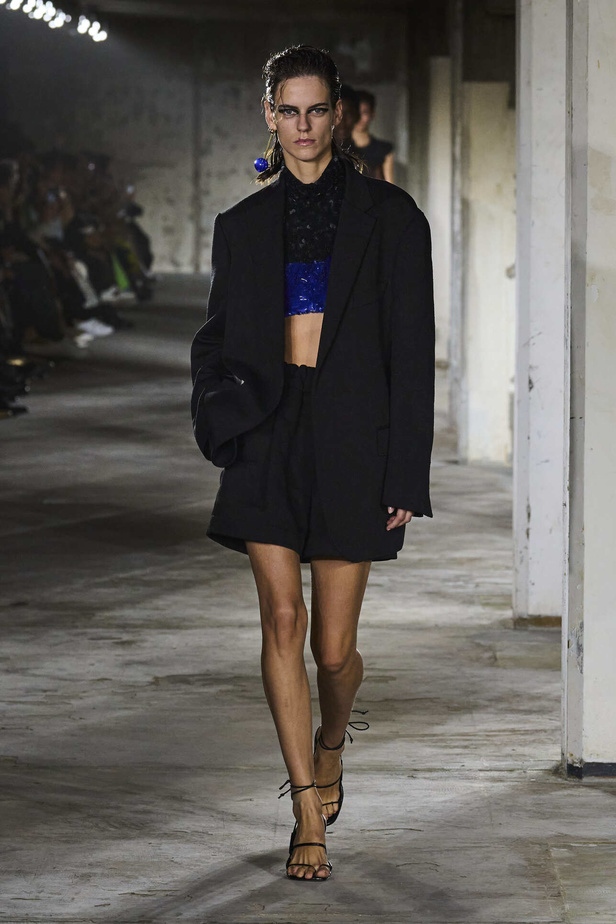 مجموعة Dries Van Noten لموسم ربيع وصيف 2023.. سحر الأسود وأناقة النقشات