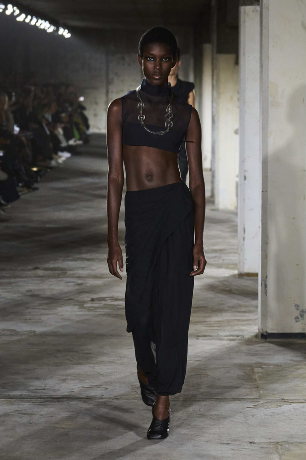 مجموعة Dries Van Noten لموسم ربيع وصيف 2023.. سحر الأسود وأناقة النقشات