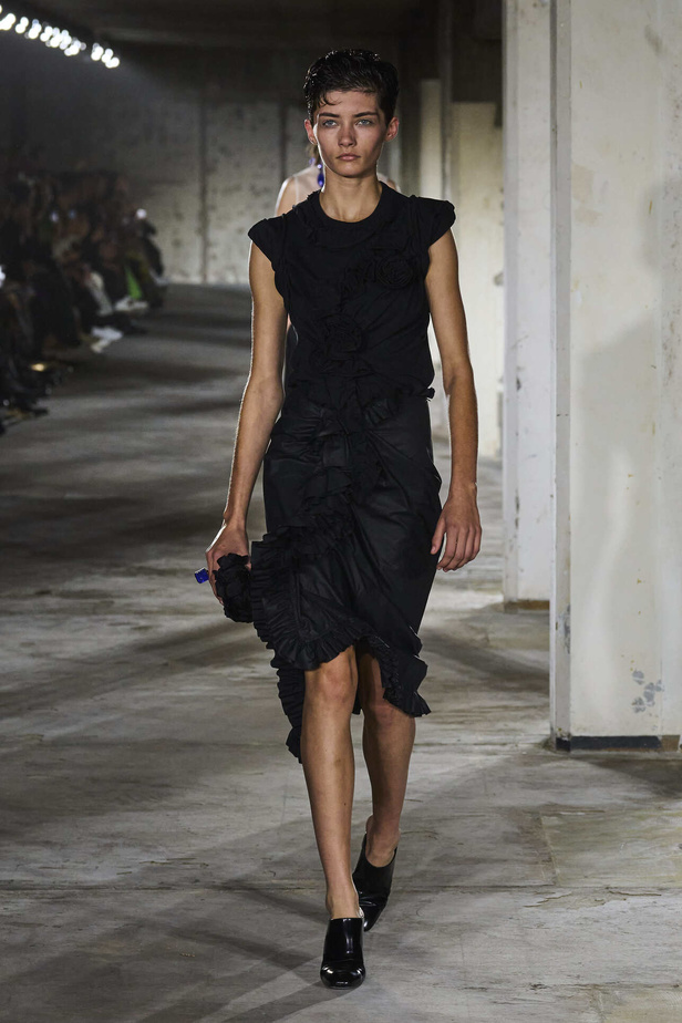 مجموعة Dries Van Noten لموسم ربيع وصيف 2023.. سحر الأسود وأناقة النقشات