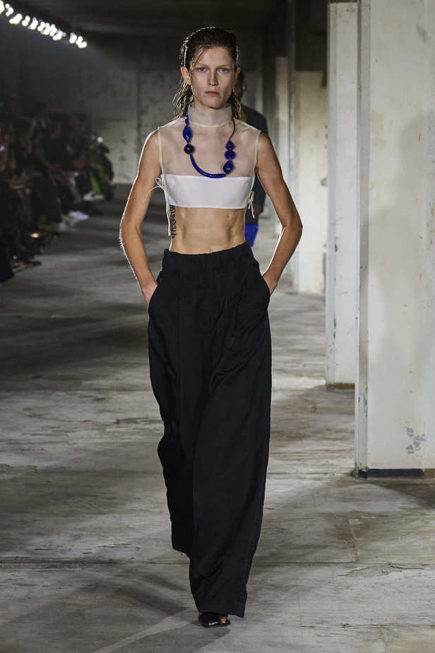 مجموعة Dries Van Noten لموسم ربيع وصيف 2023.. سحر الأسود وأناقة النقشات