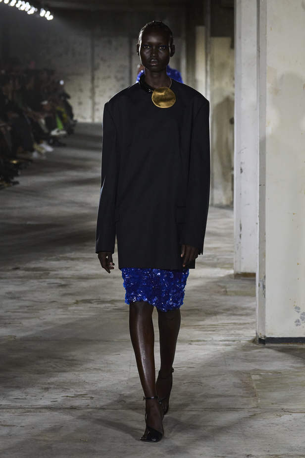 مجموعة Dries Van Noten لموسم ربيع وصيف 2023.. سحر الأسود وأناقة النقشات