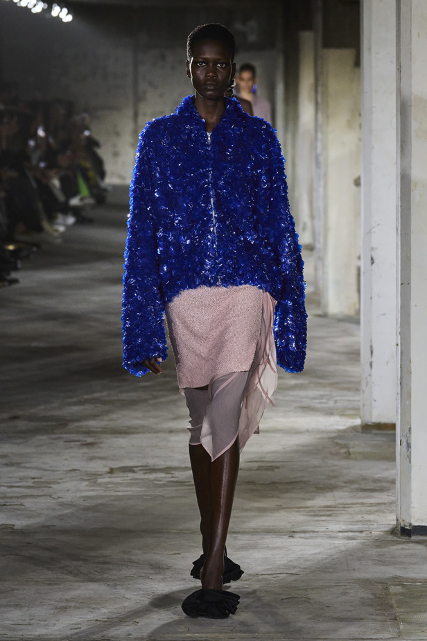 مجموعة Dries Van Noten لموسم ربيع وصيف 2023.. سحر الأسود وأناقة النقشات