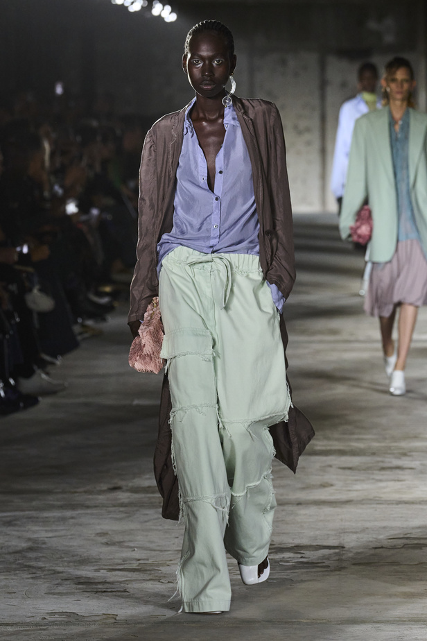 مجموعة Dries Van Noten لموسم ربيع وصيف 2023.. سحر الأسود وأناقة النقشات