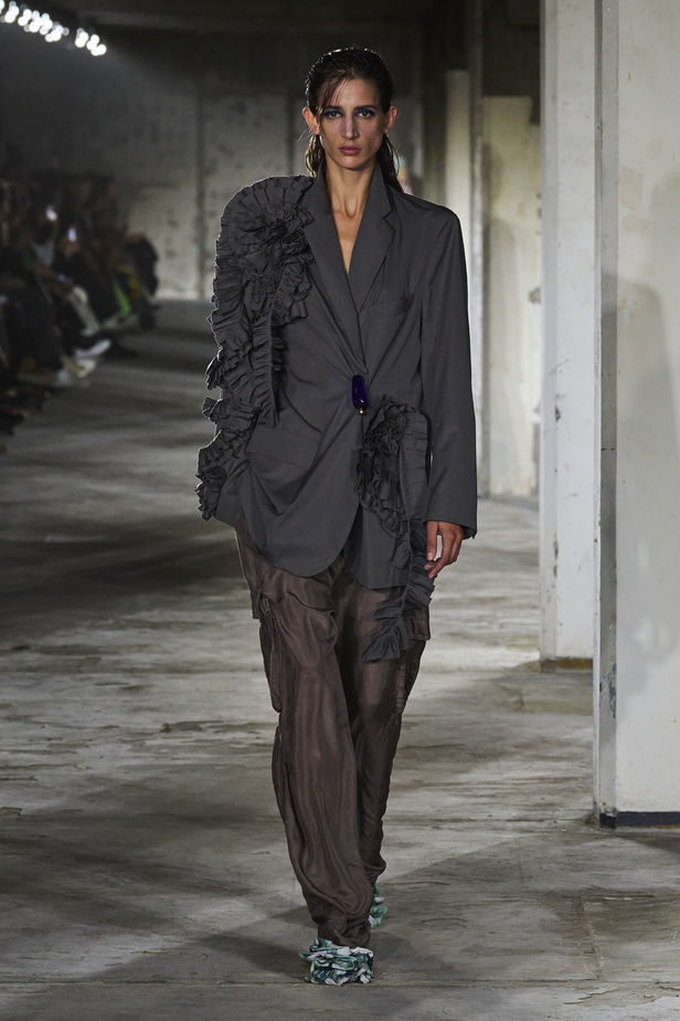 مجموعة Dries Van Noten لموسم ربيع وصيف 2023.. سحر الأسود وأناقة النقشات