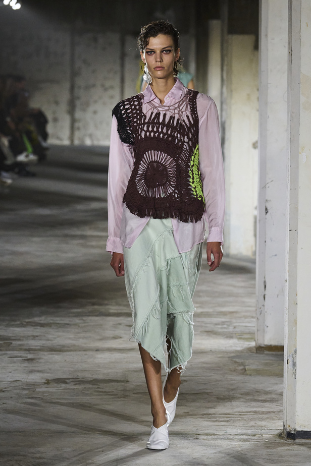 مجموعة Dries Van Noten لموسم ربيع وصيف 2023.. سحر الأسود وأناقة النقشات