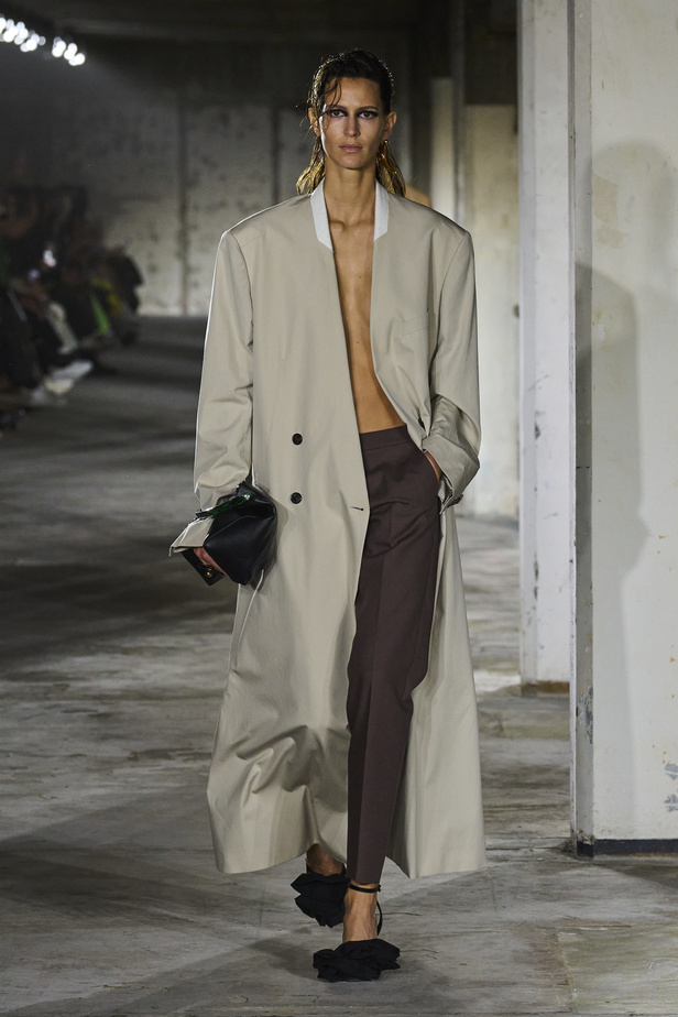 مجموعة Dries Van Noten لموسم ربيع وصيف 2023.. سحر الأسود وأناقة النقشات