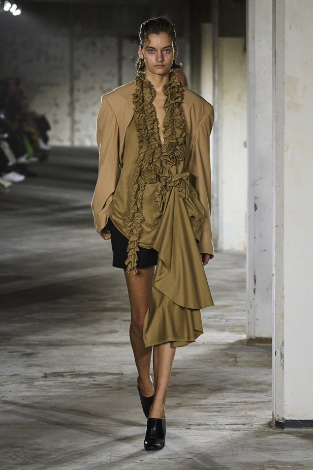 مجموعة Dries Van Noten لموسم ربيع وصيف 2023.. سحر الأسود وأناقة النقشات