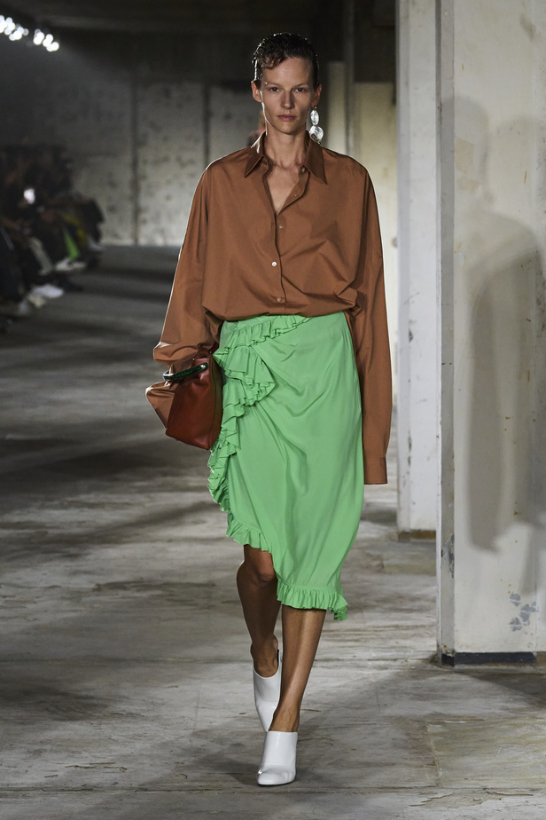 مجموعة Dries Van Noten لموسم ربيع وصيف 2023.. سحر الأسود وأناقة النقشات