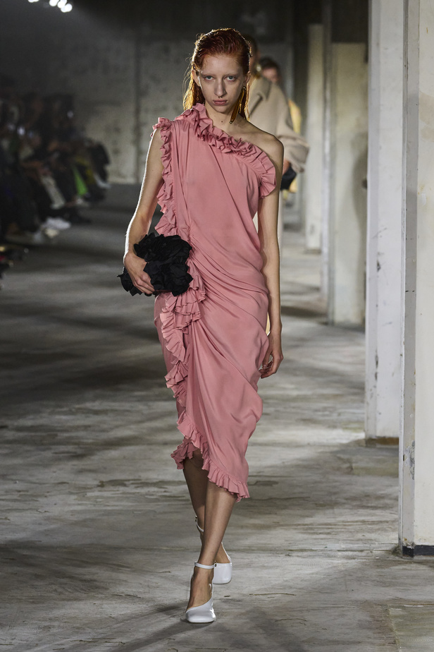 مجموعة Dries Van Noten لموسم ربيع وصيف 2023.. سحر الأسود وأناقة النقشات