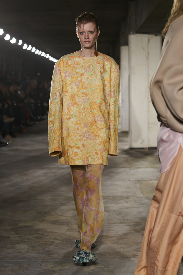 مجموعة Dries Van Noten لموسم ربيع وصيف 2023.. سحر الأسود وأناقة النقشات