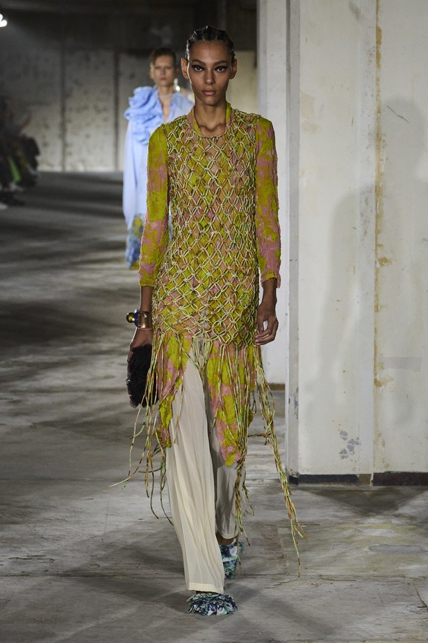 مجموعة Dries Van Noten لموسم ربيع وصيف 2023.. سحر الأسود وأناقة النقشات