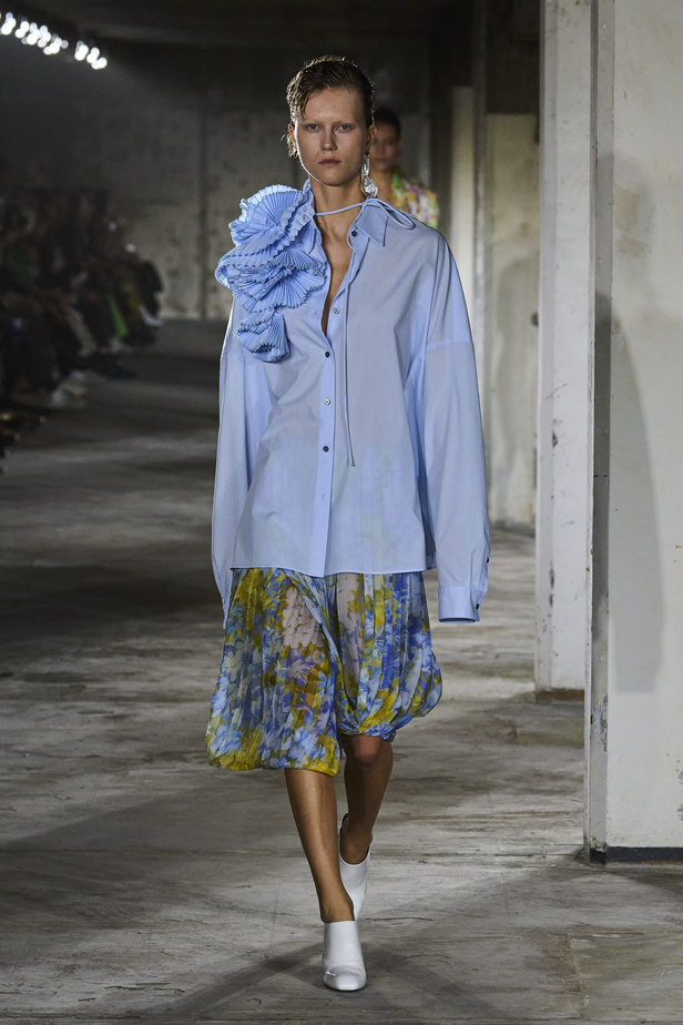 مجموعة Dries Van Noten لموسم ربيع وصيف 2023.. سحر الأسود وأناقة النقشات