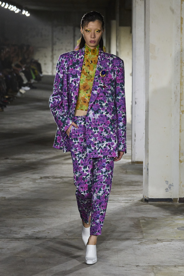 مجموعة Dries Van Noten لموسم ربيع وصيف 2023.. سحر الأسود وأناقة النقشات