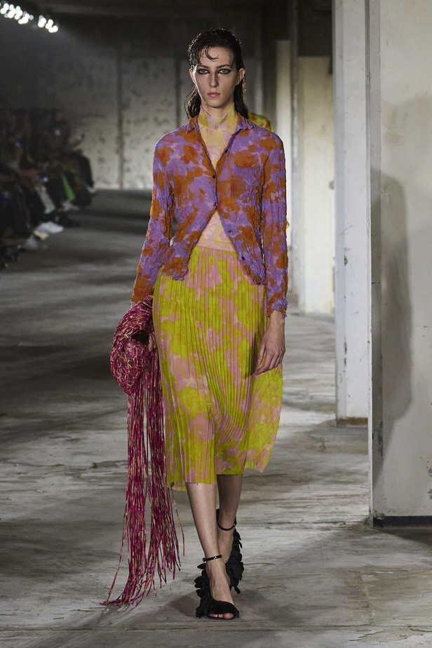 مجموعة Dries Van Noten لموسم ربيع وصيف 2023.. سحر الأسود وأناقة النقشات