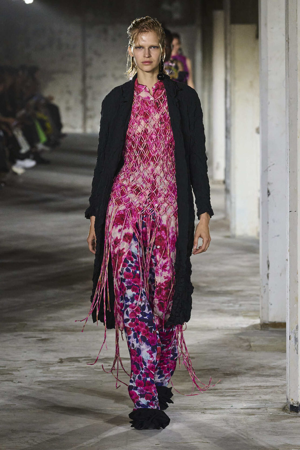مجموعة Dries Van Noten لموسم ربيع وصيف 2023.. سحر الأسود وأناقة النقشات