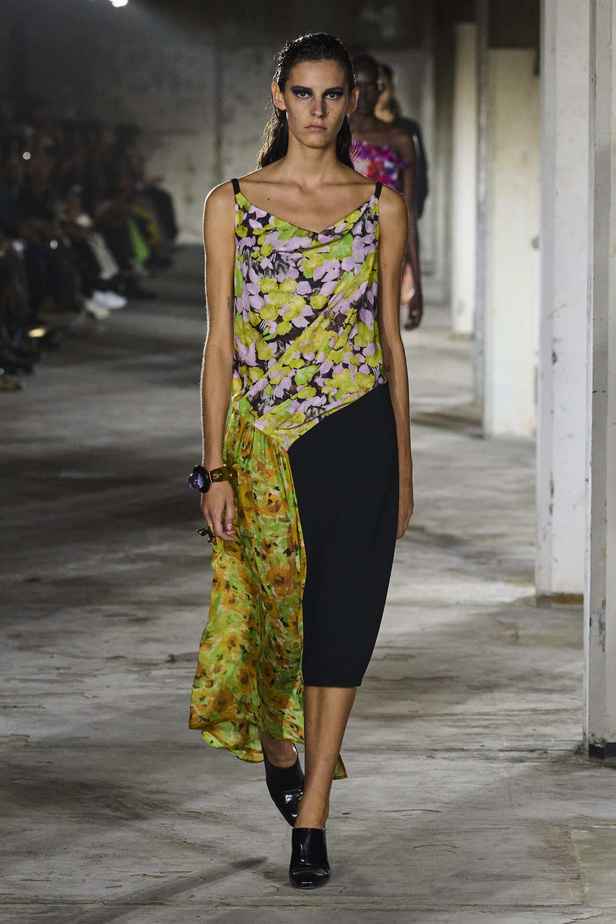 مجموعة Dries Van Noten لموسم ربيع وصيف 2023.. سحر الأسود وأناقة النقشات