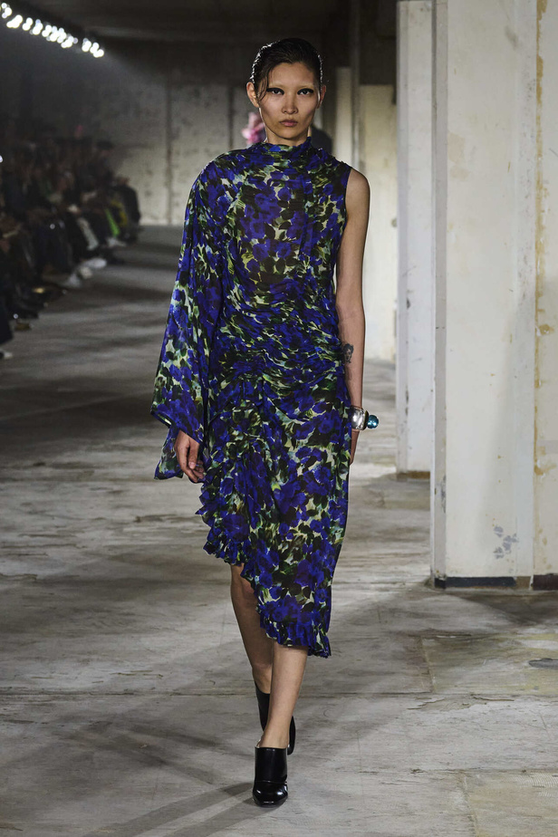 مجموعة Dries Van Noten لموسم ربيع وصيف 2023.. سحر الأسود وأناقة النقشات