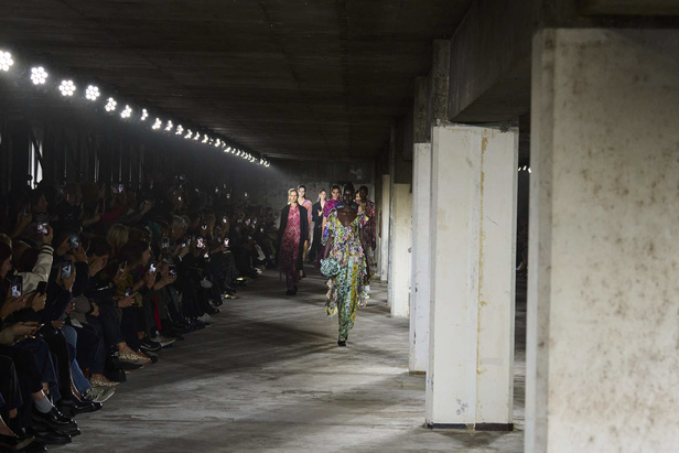 مجموعة Dries Van Noten لموسم ربيع وصيف 2023.. سحر الأسود وأناقة النقشات