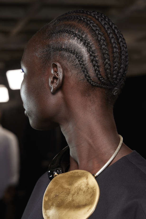 مجموعة Dries Van Noten لموسم ربيع وصيف 2023.. سحر الأسود وأناقة النقشات