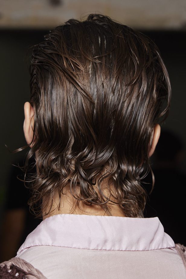 مجموعة Dries Van Noten لموسم ربيع وصيف 2023.. سحر الأسود وأناقة النقشات