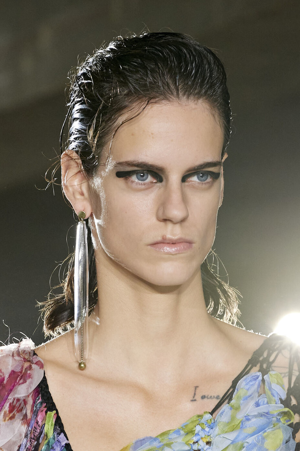 مجموعة Dries Van Noten لموسم ربيع وصيف 2023.. سحر الأسود وأناقة النقشات