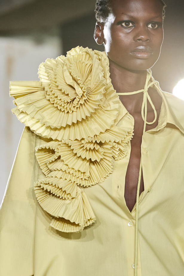 مجموعة Dries Van Noten لموسم ربيع وصيف 2023.. سحر الأسود وأناقة النقشات