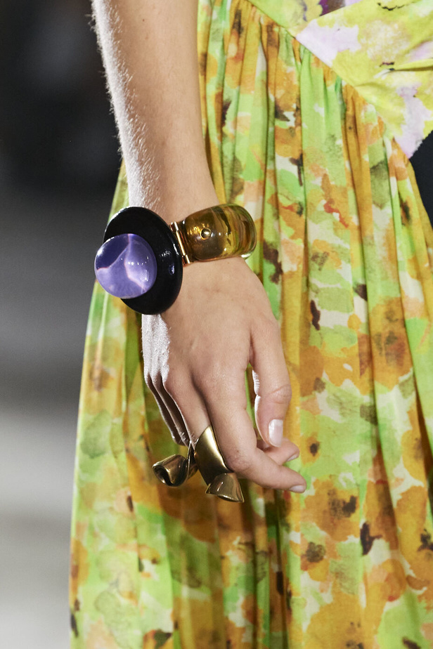 مجموعة Dries Van Noten لموسم ربيع وصيف 2023.. سحر الأسود وأناقة النقشات