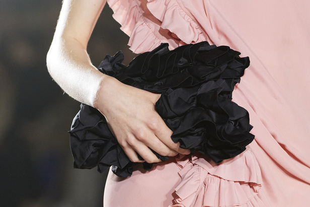 مجموعة Dries Van Noten لموسم ربيع وصيف 2023.. سحر الأسود وأناقة النقشات