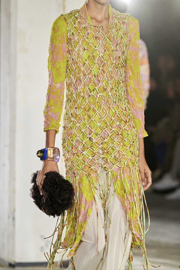 مجموعة Dries Van Noten لموسم ربيع وصيف 2023.. سحر الأسود وأناقة النقشات