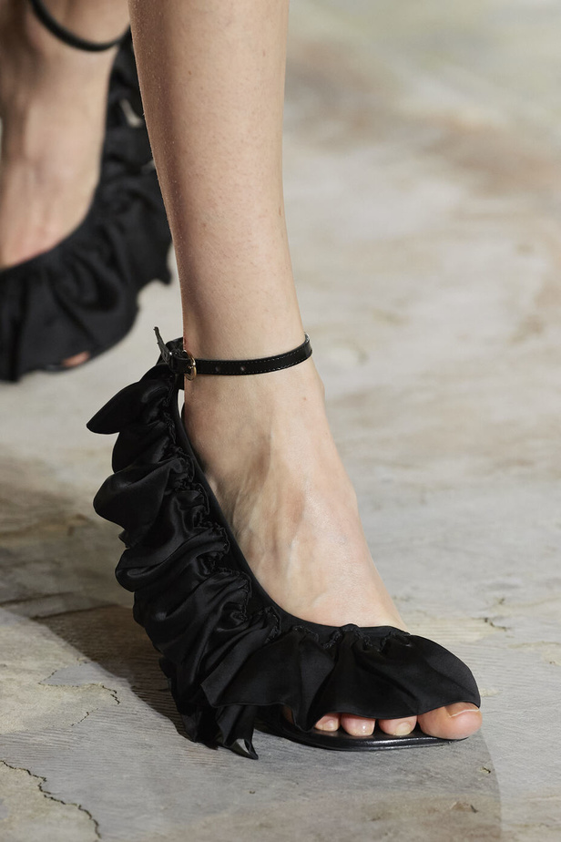 مجموعة Dries Van Noten لموسم ربيع وصيف 2023.. سحر الأسود وأناقة النقشات