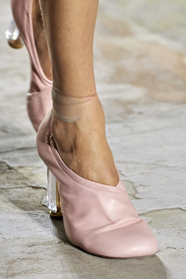 مجموعة Dries Van Noten لموسم ربيع وصيف 2023.. سحر الأسود وأناقة النقشات