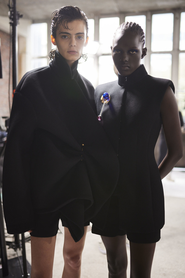 مجموعة Dries Van Noten لموسم ربيع وصيف 2023.. سحر الأسود وأناقة النقشات