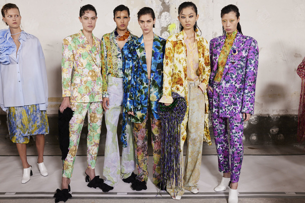مجموعة Dries Van Noten لموسم ربيع وصيف 2023.. سحر الأسود وأناقة النقشات