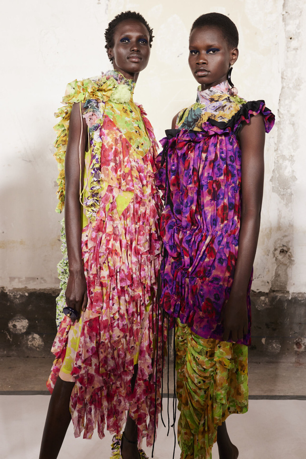 مجموعة Dries Van Noten لموسم ربيع وصيف 2023.. سحر الأسود وأناقة النقشات