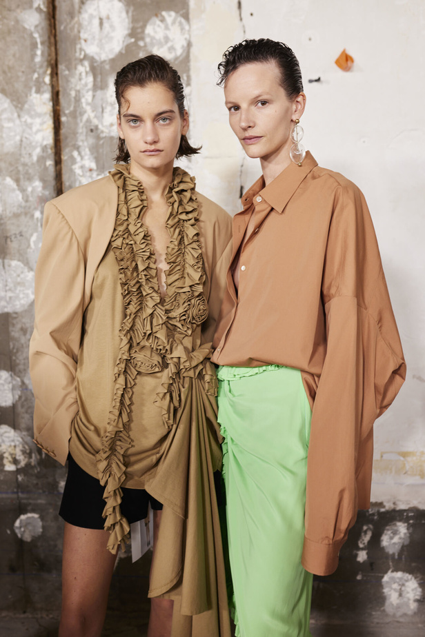 مجموعة Dries Van Noten لموسم ربيع وصيف 2023.. سحر الأسود وأناقة النقشات