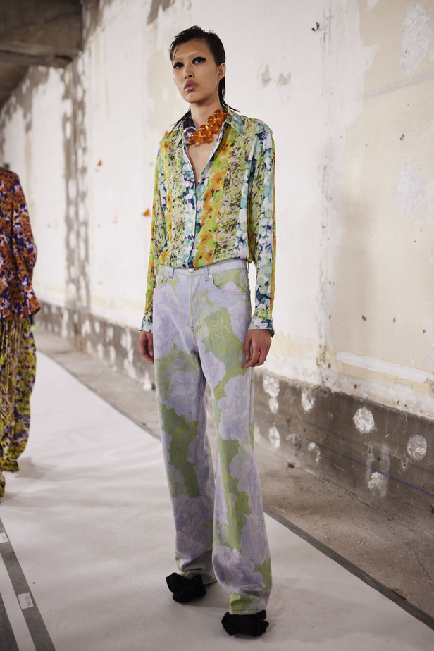 مجموعة Dries Van Noten لموسم ربيع وصيف 2023.. سحر الأسود وأناقة النقشات