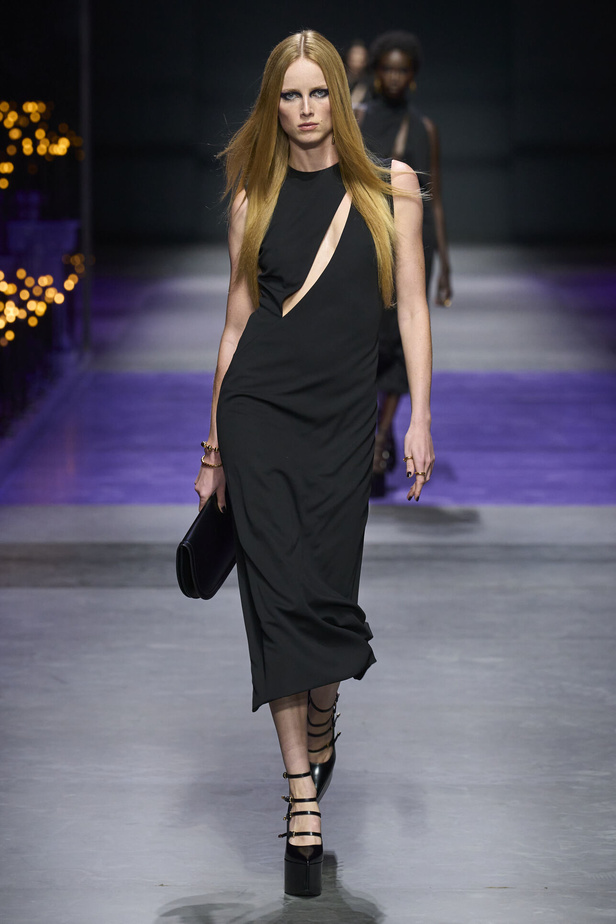عرض أزياء Versace لربيع وصيف 2023.. أناقة الاسود وحيوية النقشات