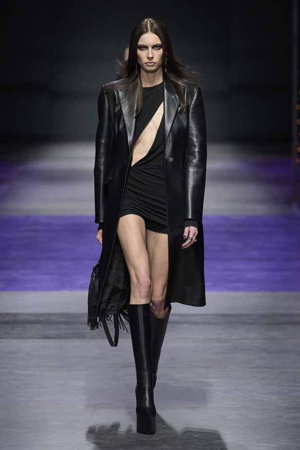 عرض أزياء Versace لربيع وصيف 2023.. أناقة الاسود وحيوية النقشات