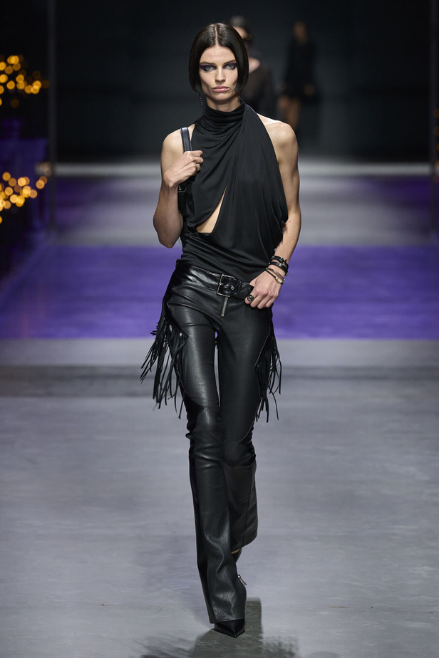 عرض أزياء Versace لربيع وصيف 2023.. أناقة الاسود وحيوية النقشات