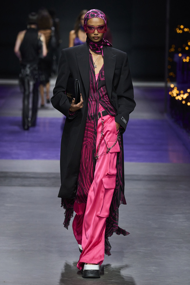عرض أزياء Versace لربيع وصيف 2023.. أناقة الاسود وحيوية النقشات