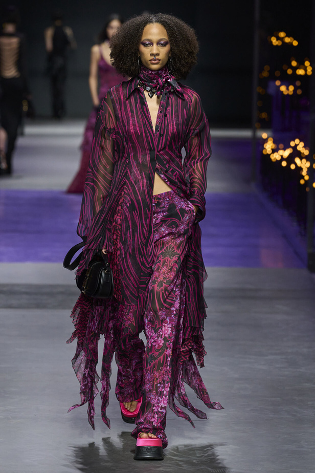 عرض أزياء Versace لربيع وصيف 2023.. أناقة الاسود وحيوية النقشات