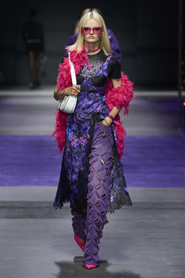 عرض أزياء Versace لربيع وصيف 2023.. أناقة الاسود وحيوية النقشات