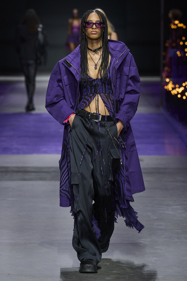 عرض أزياء Versace لربيع وصيف 2023.. أناقة الاسود وحيوية النقشات