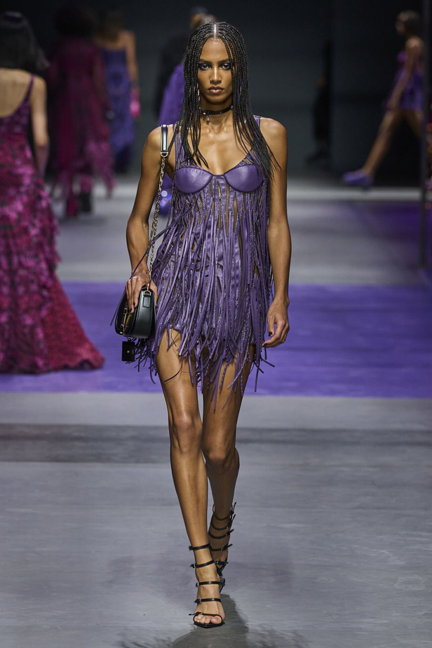 عرض أزياء Versace لربيع وصيف 2023.. أناقة الاسود وحيوية النقشات