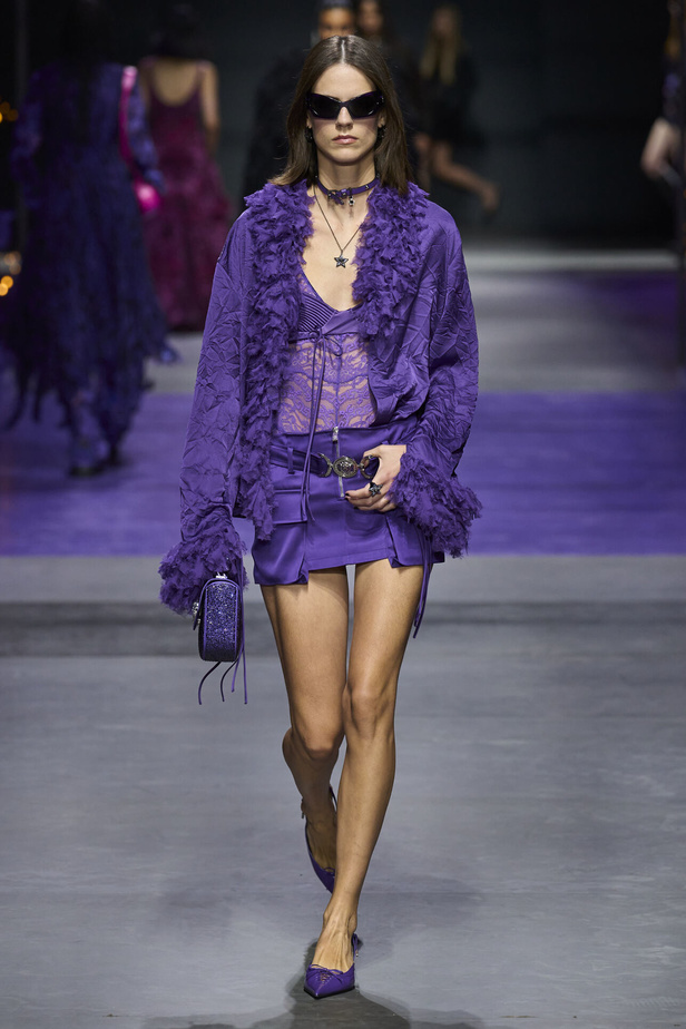 عرض أزياء Versace لربيع وصيف 2023.. أناقة الاسود وحيوية النقشات