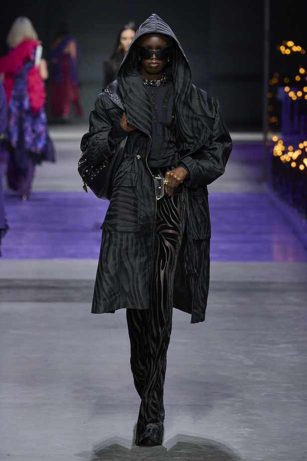 عرض أزياء Versace لربيع وصيف 2023.. أناقة الاسود وحيوية النقشات