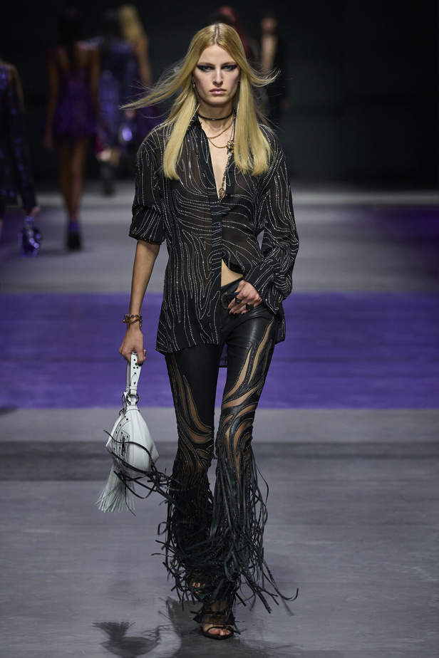 عرض أزياء Versace لربيع وصيف 2023.. أناقة الاسود وحيوية النقشات