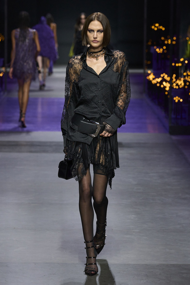 عرض أزياء Versace لربيع وصيف 2023.. أناقة الاسود وحيوية النقشات