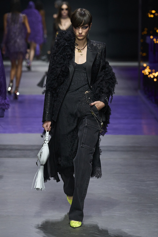 عرض أزياء Versace لربيع وصيف 2023.. أناقة الاسود وحيوية النقشات