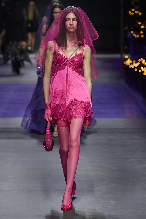 عرض أزياء Versace لربيع وصيف 2023.. أناقة الاسود وحيوية النقشات